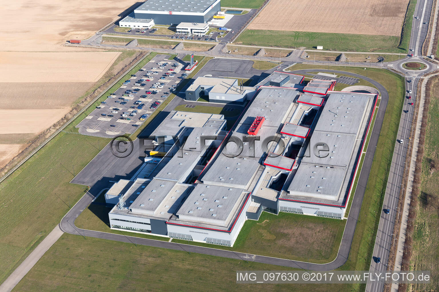 Luftbild von Gebäude und Produktionshallen auf dem Werksgelände SEW-USOCOME usine de Brumath in Bernolsheim in Grand Est in Mommenheim im Bundesland Bas-Rhin, Frankreich