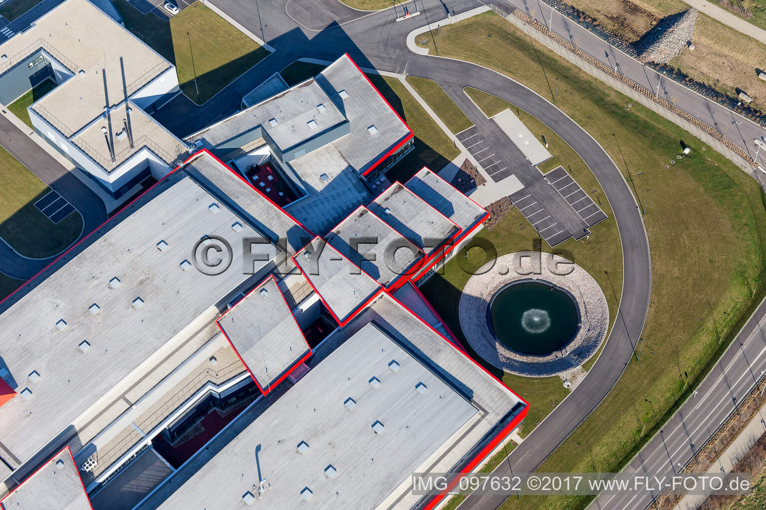 Luftaufnahme von Gebäude und Produktionshallen auf dem Werksgelände SEW-USOCOME usine de Brumath in Bernolsheim in Grand Est in Mommenheim im Bundesland Bas-Rhin, Frankreich