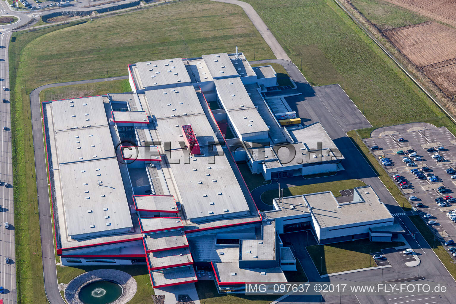 Gebäude und Produktionshallen auf dem Werksgelände SEW-USOCOME usine de Brumath in Bernolsheim in Grand Est in Mommenheim im Bundesland Bas-Rhin, Frankreich von oben