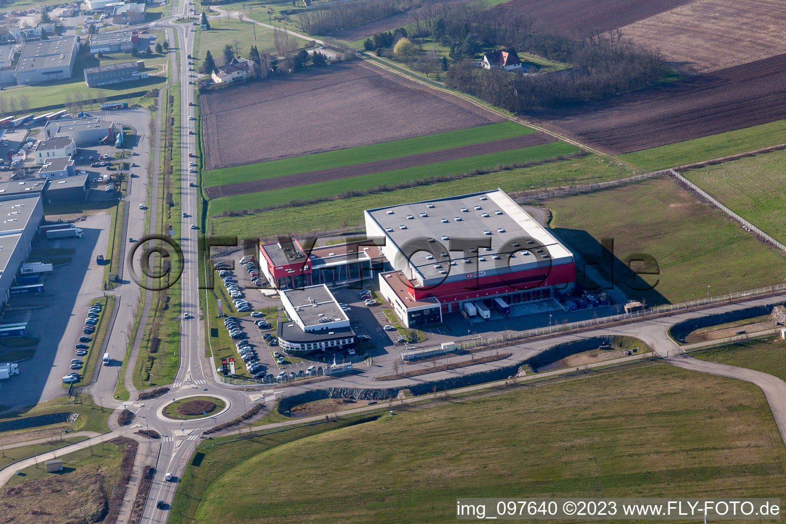 Drohnenbild von Mommenheim im Bundesland Bas-Rhin, Frankreich