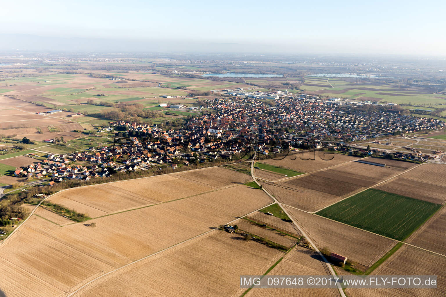 Luftaufnahme von Weyersheim im Bundesland Bas-Rhin, Frankreich