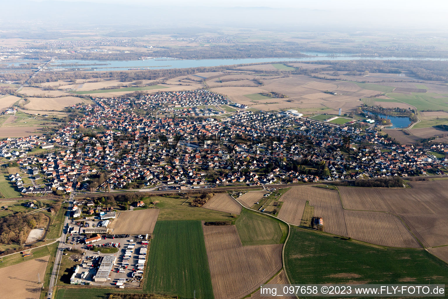 Gambsheim im Bundesland Bas-Rhin, Frankreich vom Flugzeug aus