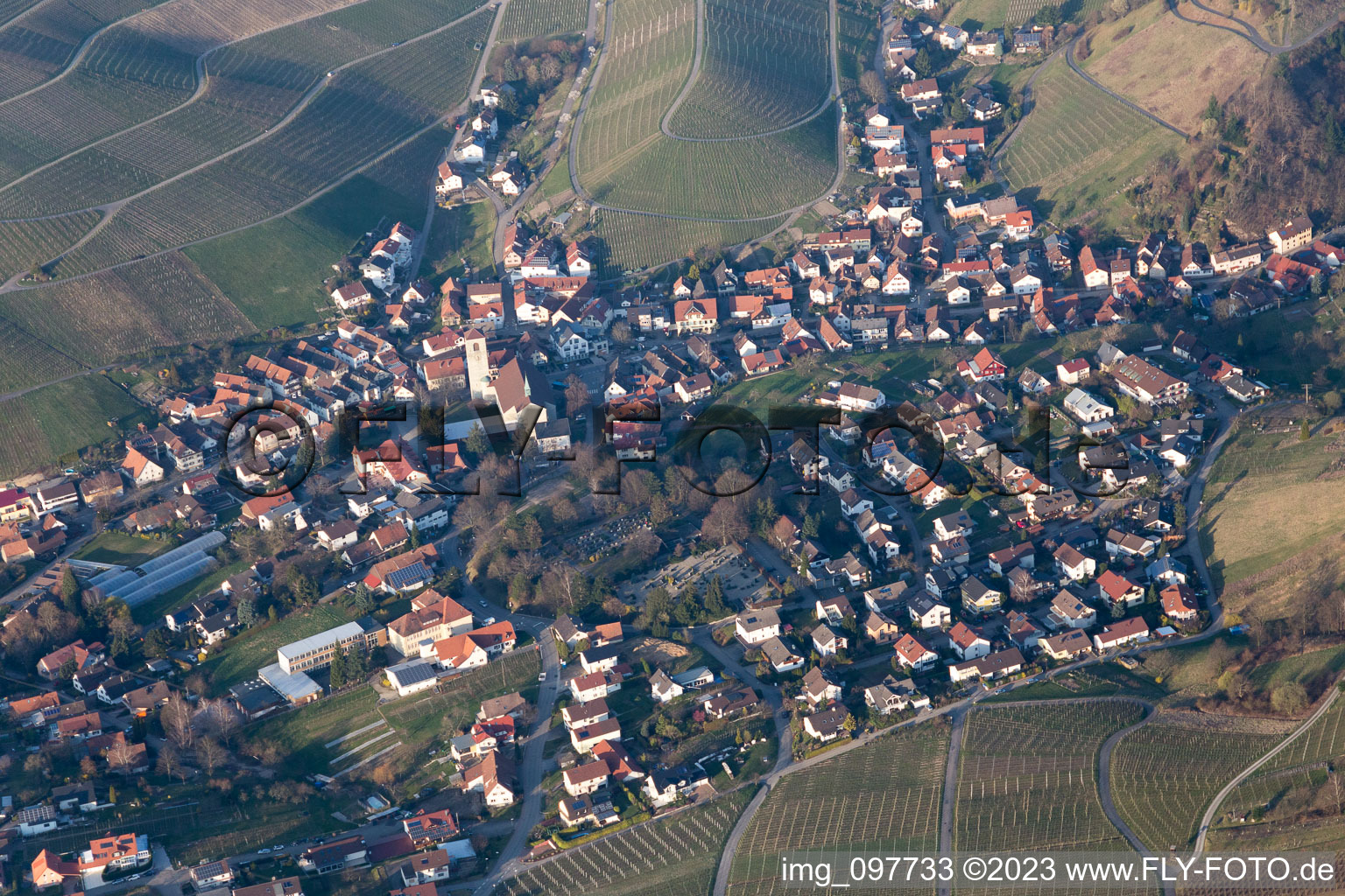 Luftaufnahme von Ortsteil Neuweier in Baden-Baden im Bundesland Baden-Württemberg, Deutschland