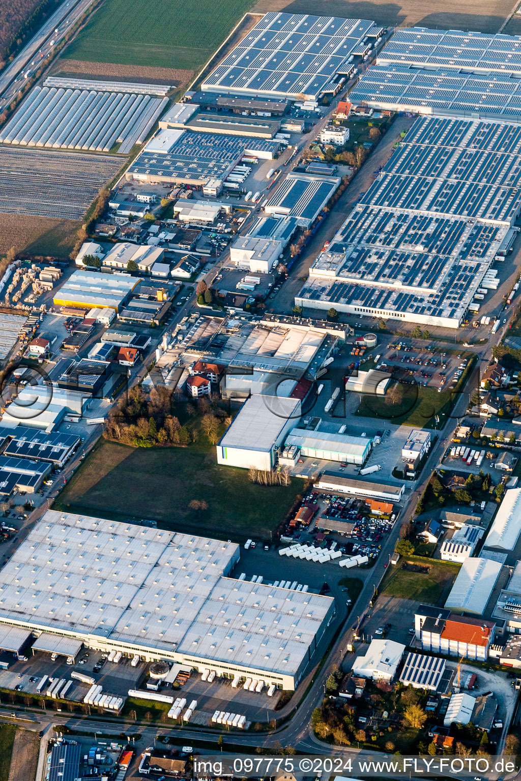 Industrie- und Gewerbegebiet an der A5 mit IHLE tires GmbH in Muggensturm im Bundesland Baden-Württemberg, Deutschland