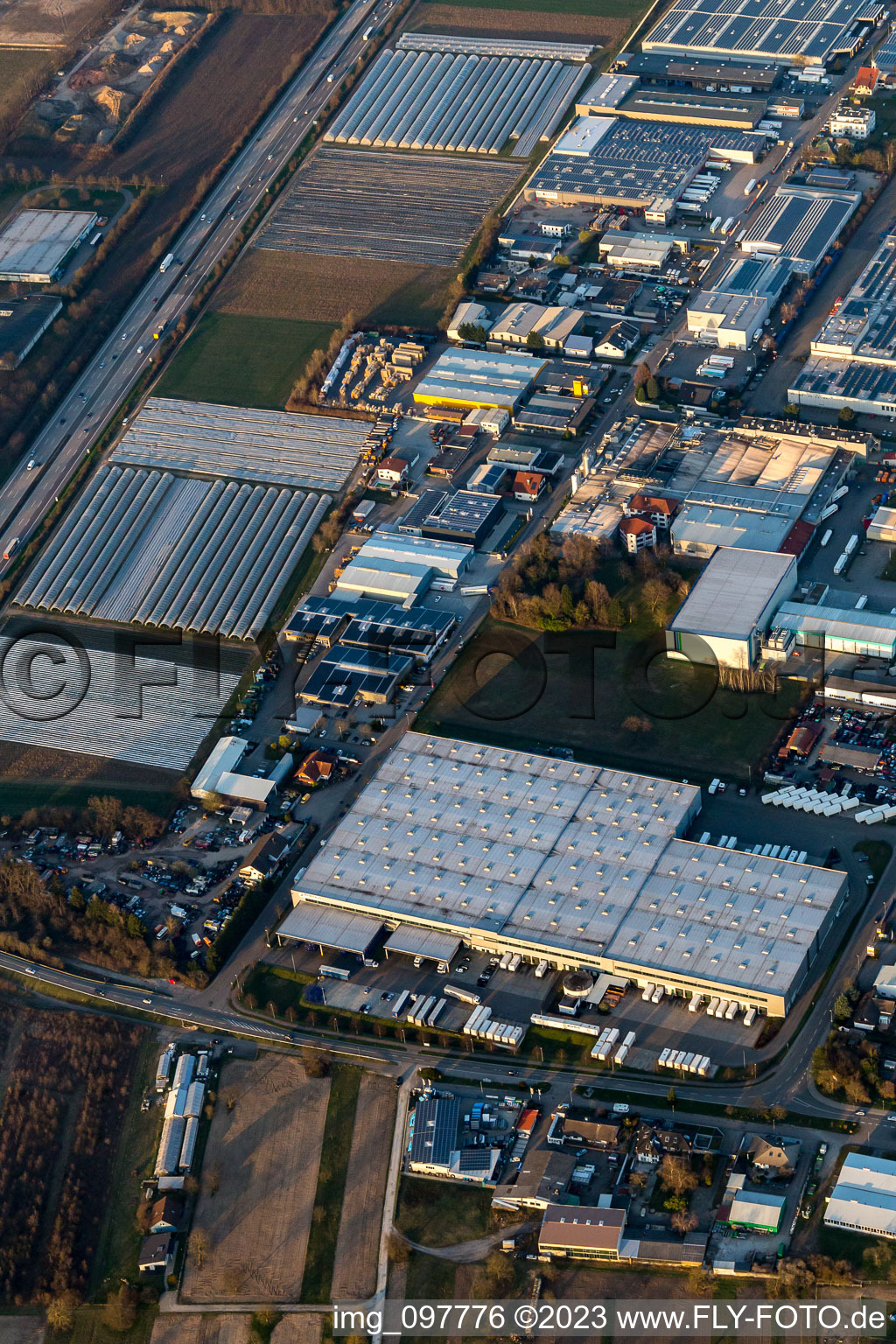 Industriegebiet an der A5, Rhenus Logistics in Muggensturm im Bundesland Baden-Württemberg, Deutschland