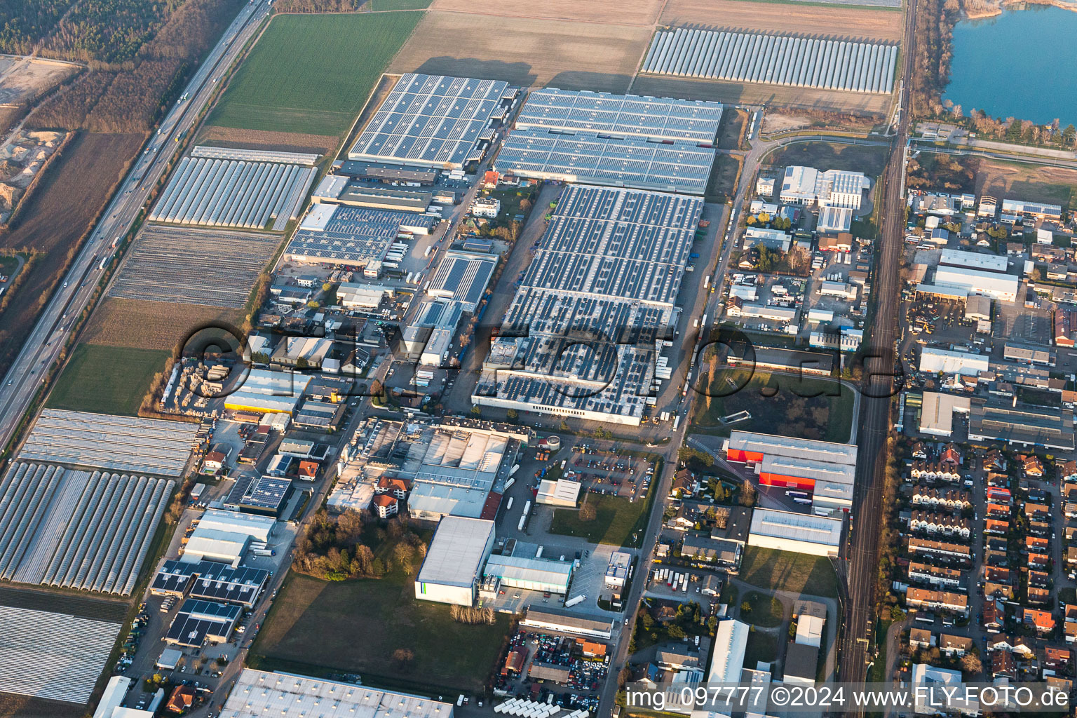Luftbild von Industrie- und Gewerbegebiet an der A5 mit IHLE tires GmbH in Muggensturm im Bundesland Baden-Württemberg, Deutschland