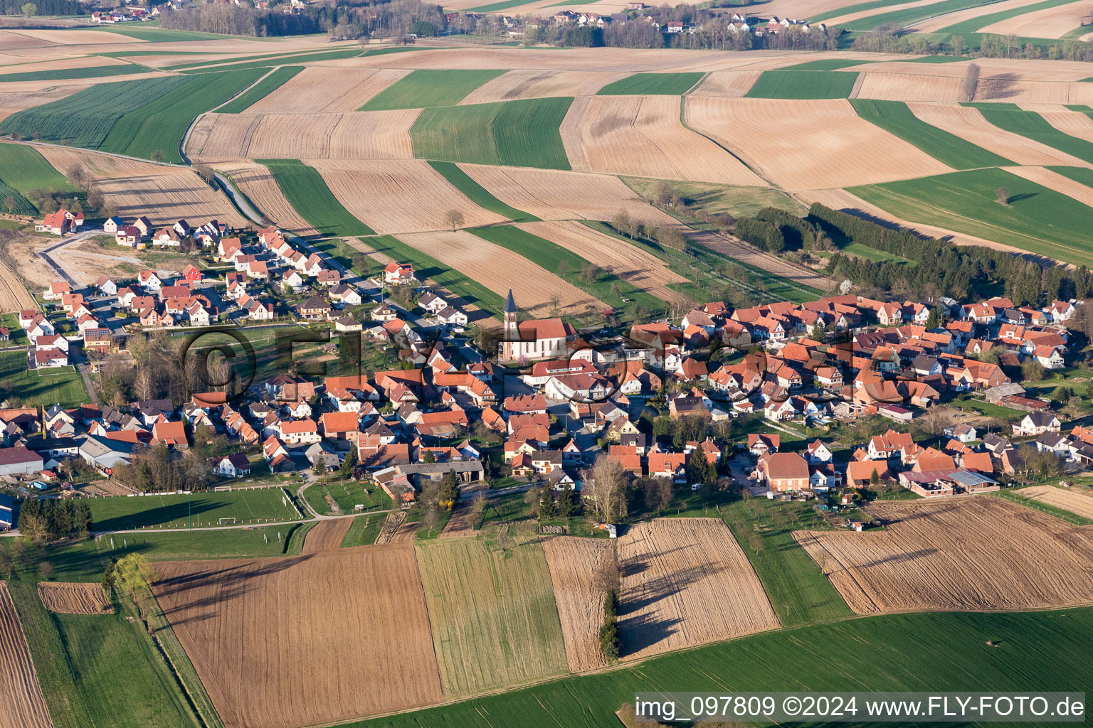 Dorf - Ansicht am Rande von landwirtschaftlichen Feldern und Nutzflächen in Aschbach in Grand Est im Bundesland Bas-Rhin, Frankreich