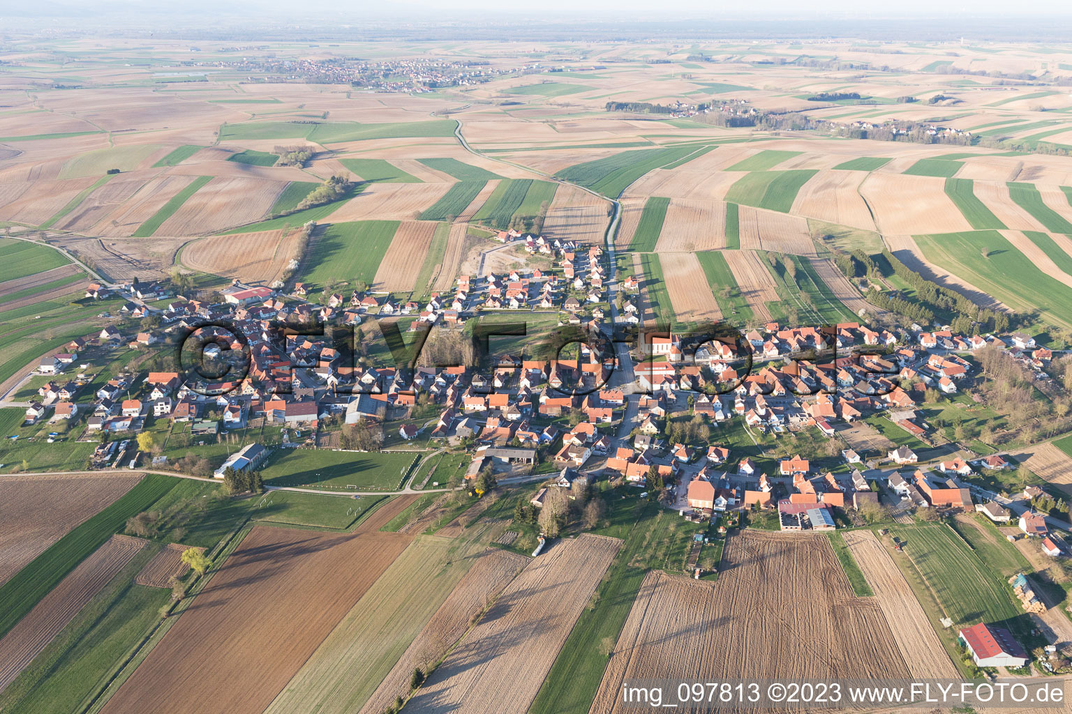 Oberrœdern im Bundesland Bas-Rhin, Frankreich von der Drohne aus gesehen