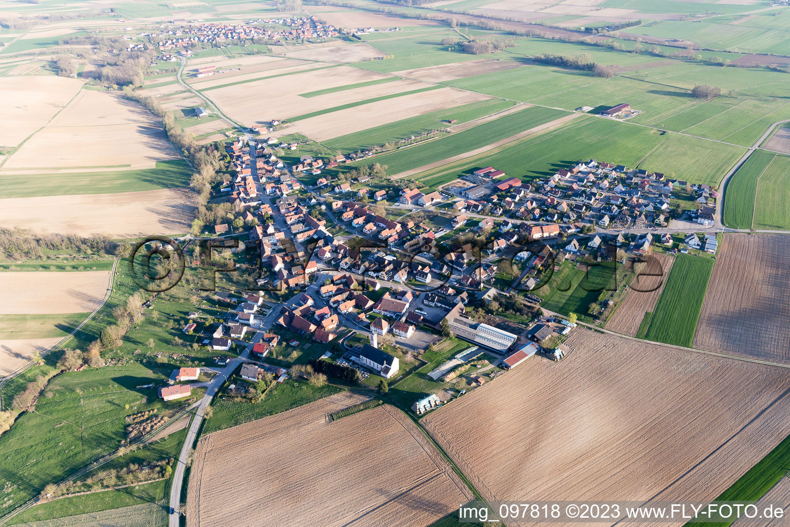 Schrägluftbild von Aschbach im Bundesland Bas-Rhin, Frankreich