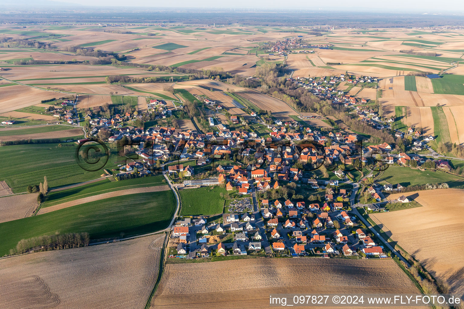 Dorf - Ansicht am Rande von landwirtschaftlichen Feldern und Nutzflächen in Trimbach in Grand Est im Bundesland Bas-Rhin, Frankreich