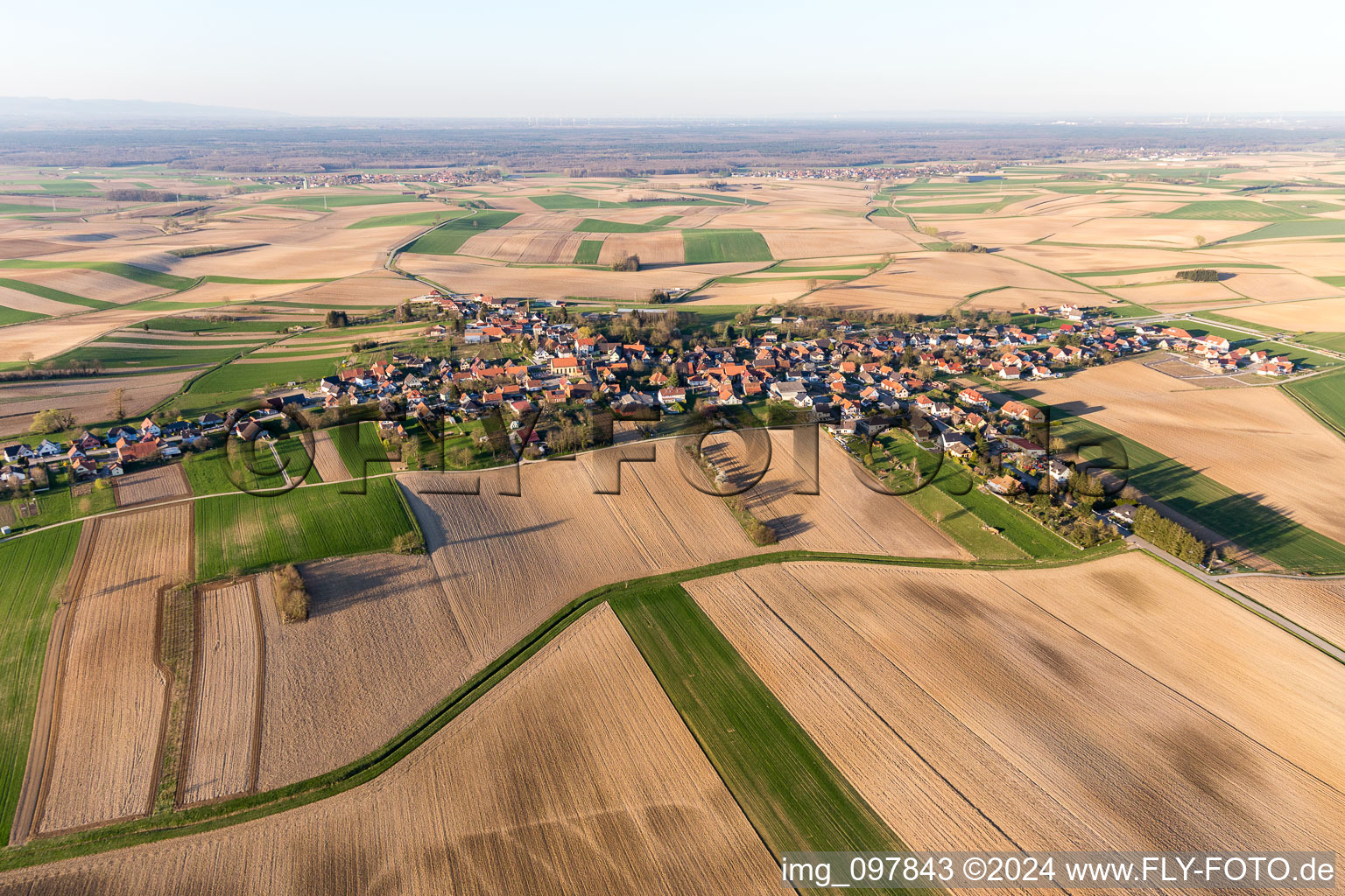 Dorf - Ansicht am Rande von landwirtschaftlichen Feldern und Nutzflächen in Oberlauterbach in Grand Est im Bundesland Bas-Rhin, Frankreich
