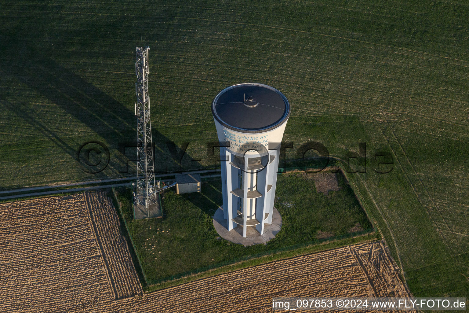 Bauwerk des bemalten Wasserturms und Mobilfunkmast in Wintzenbach in Grand Est im Bundesland Bas-Rhin, Frankreich