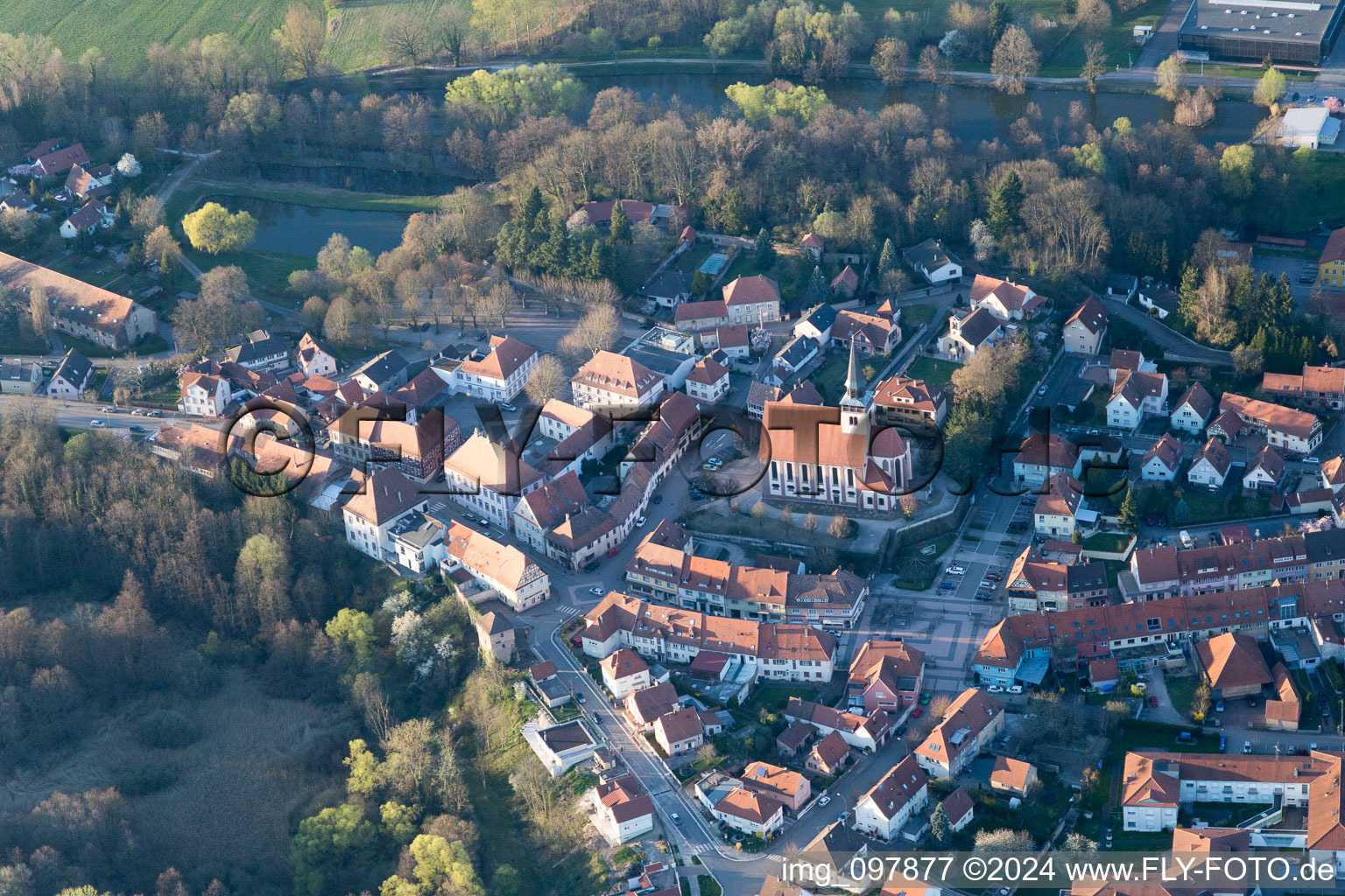 Lauterbourg im Bundesland Bas-Rhin, Frankreich aus der Drohnenperspektive