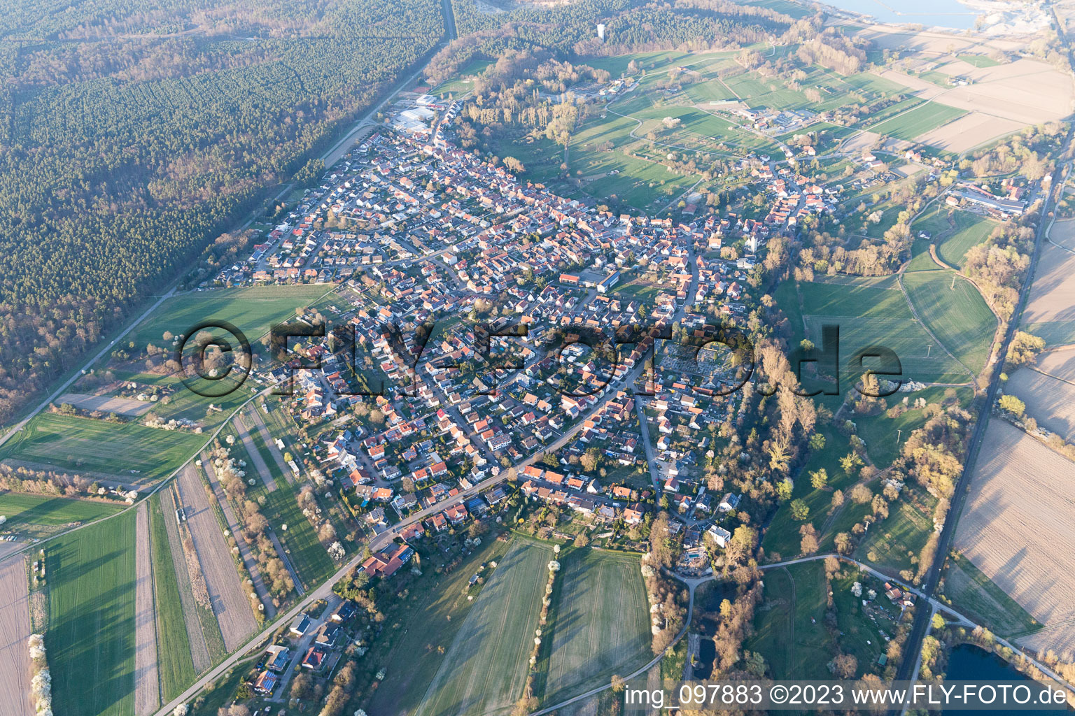 Berg im Bundesland Rheinland-Pfalz, Deutschland von der Drohne aus gesehen