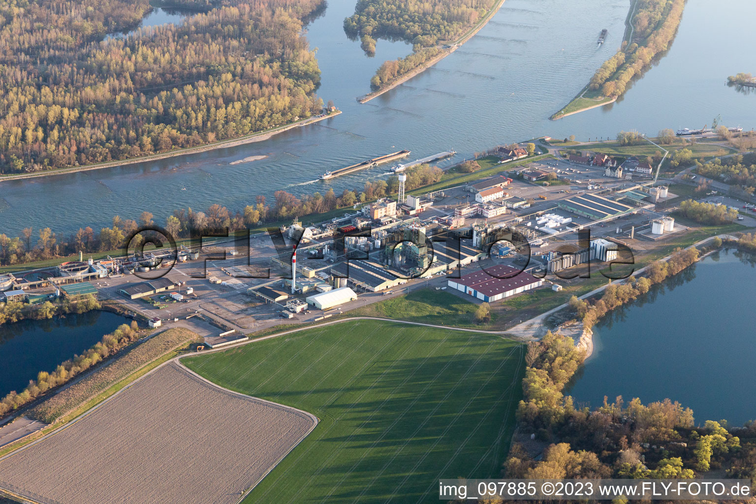 Luftbild von Lauterbourg, Industrie am Rhein im Bundesland Bas-Rhin, Frankreich