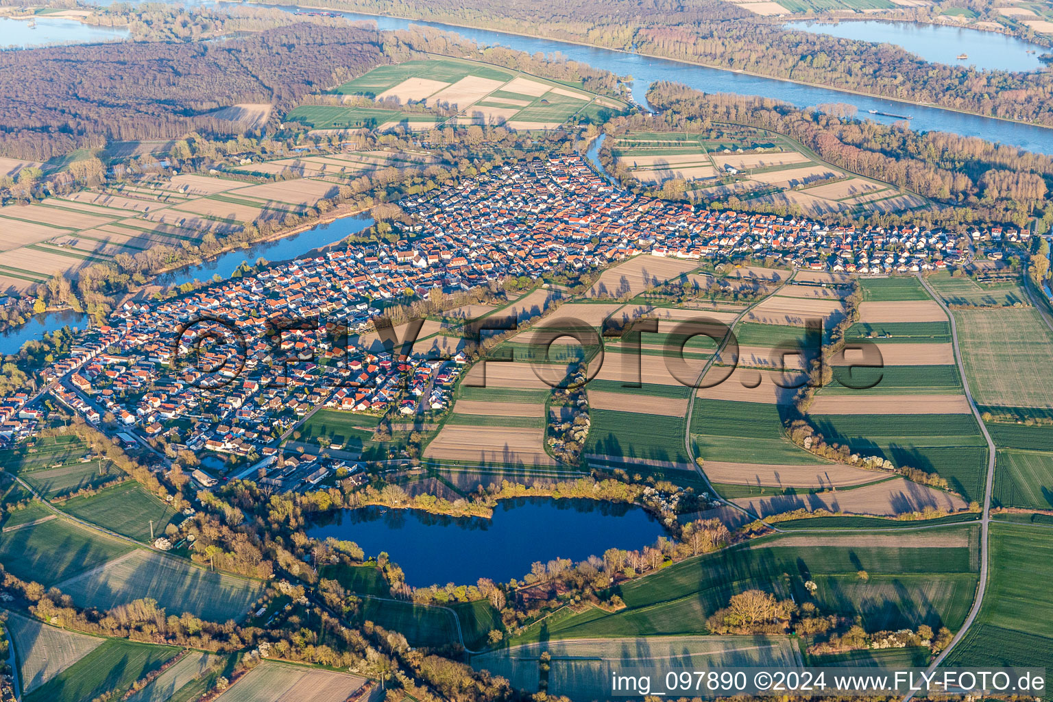 Dorfkern an den Fluß- Uferbereichen des Rhein in Neuburg am Rhein im Bundesland Rheinland-Pfalz, Deutschland