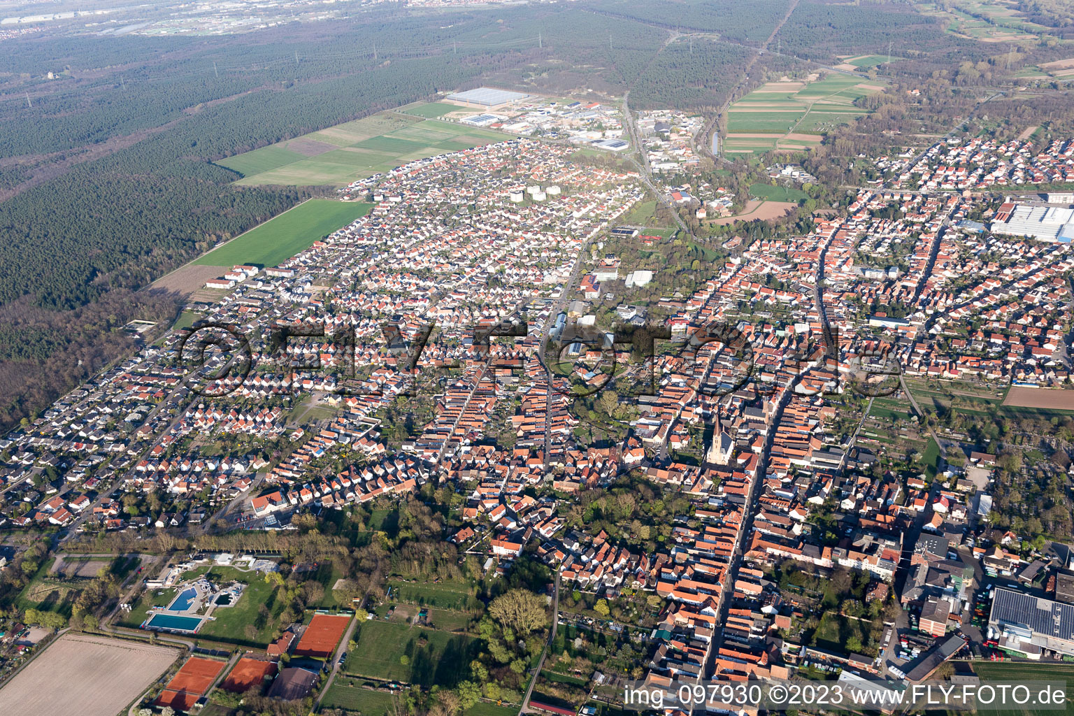 Schrägluftbild von Bellheim im Bundesland Rheinland-Pfalz, Deutschland