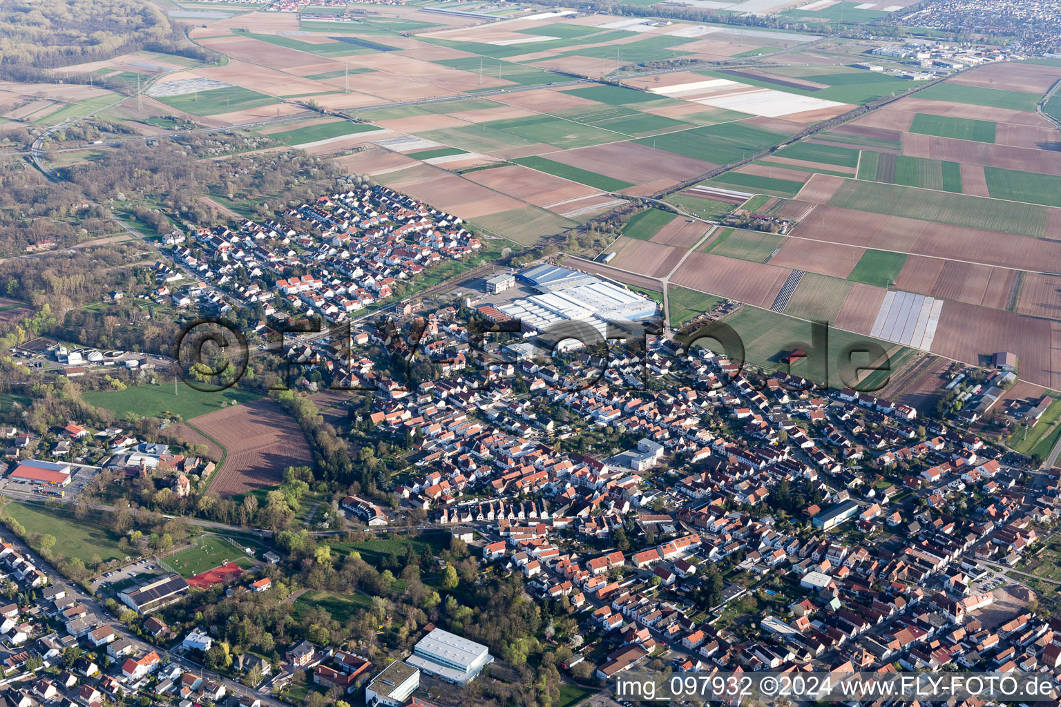 Bellheim im Bundesland Rheinland-Pfalz, Deutschland aus der Drohnenperspektive