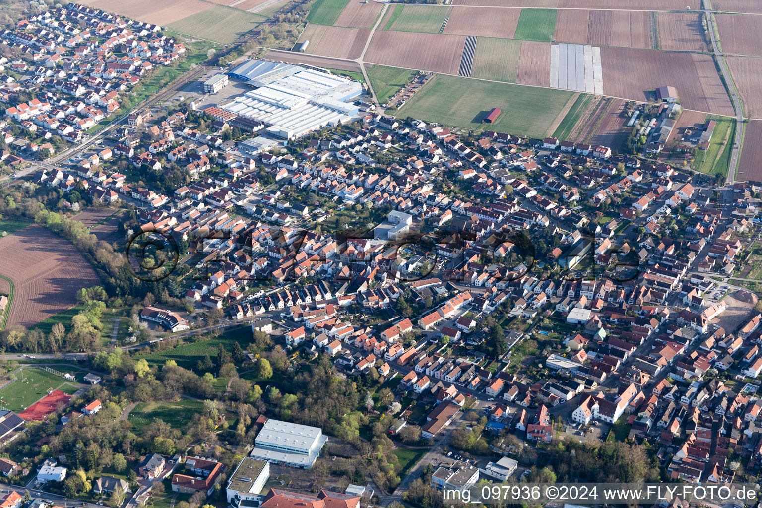 Bellheim im Bundesland Rheinland-Pfalz, Deutschland aus der Vogelperspektive