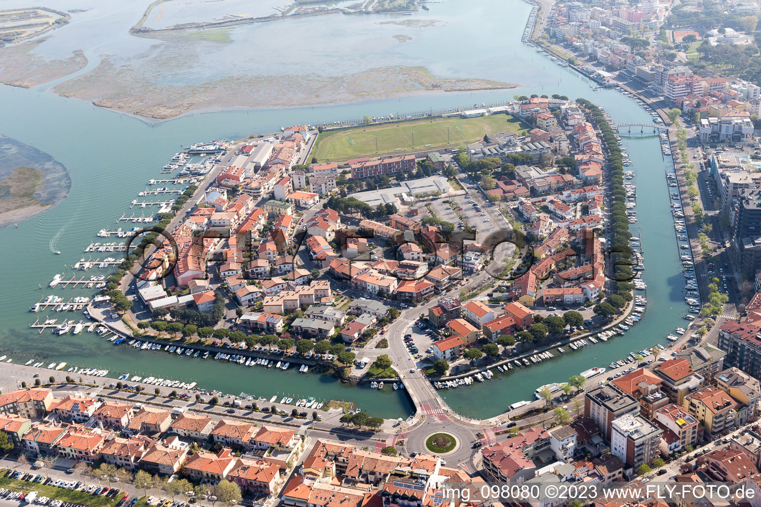Drohnenbild von Grado im Bundesland Friaul-Julisch Venetien, Italien