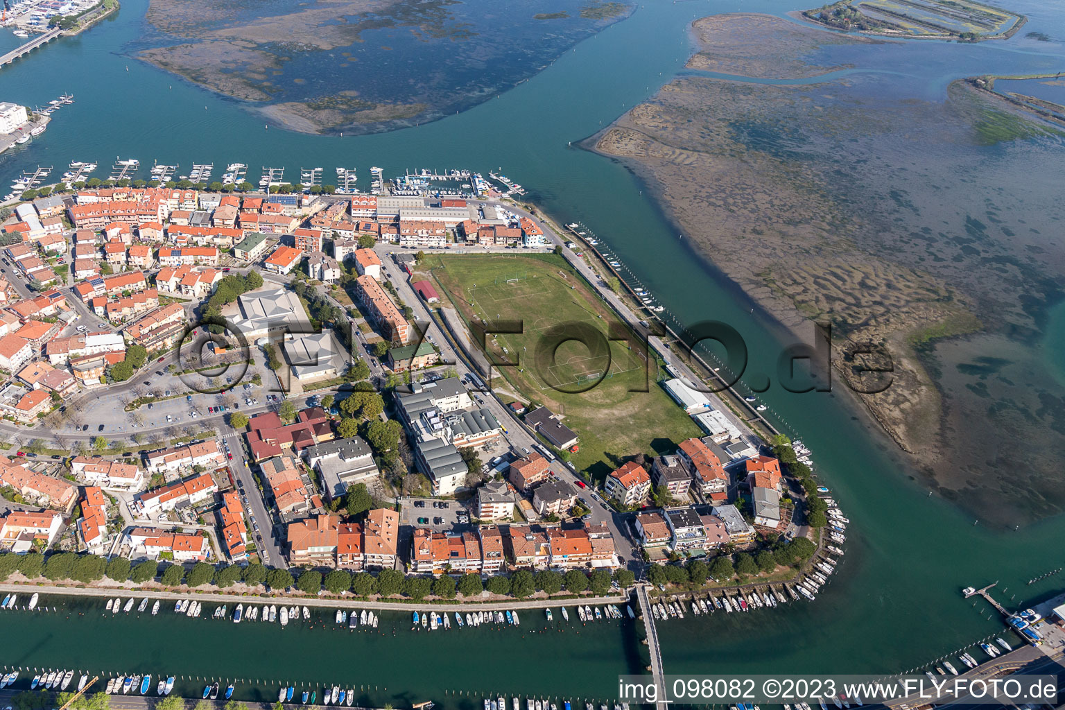 Grado im Bundesland Friaul-Julisch Venetien, Italien von einer Drohne aus