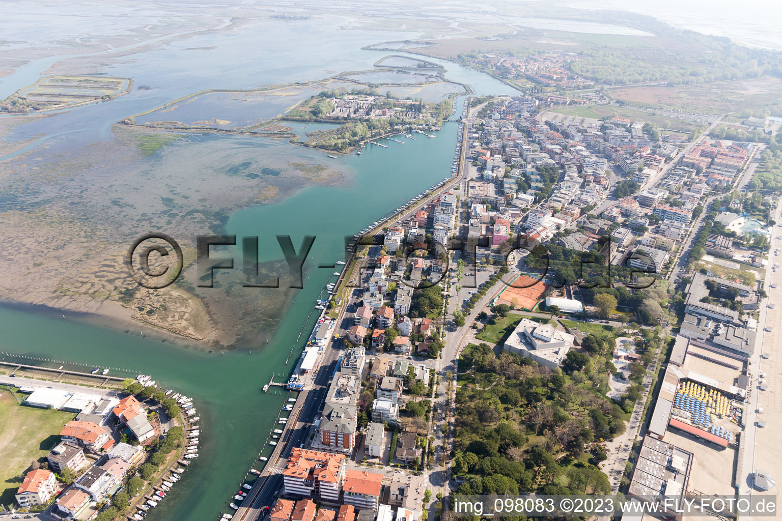 Grado im Bundesland Friaul-Julisch Venetien, Italien von der Drohne aus gesehen
