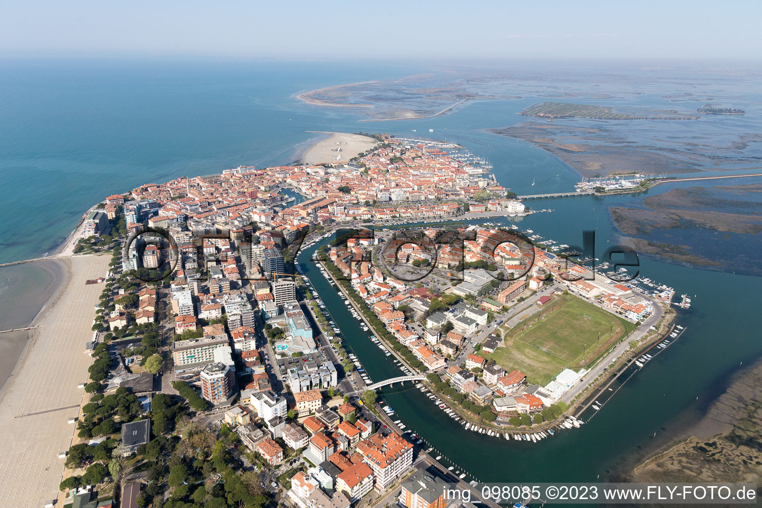 Luftbild von Grado im Bundesland Friaul-Julisch Venetien, Italien
