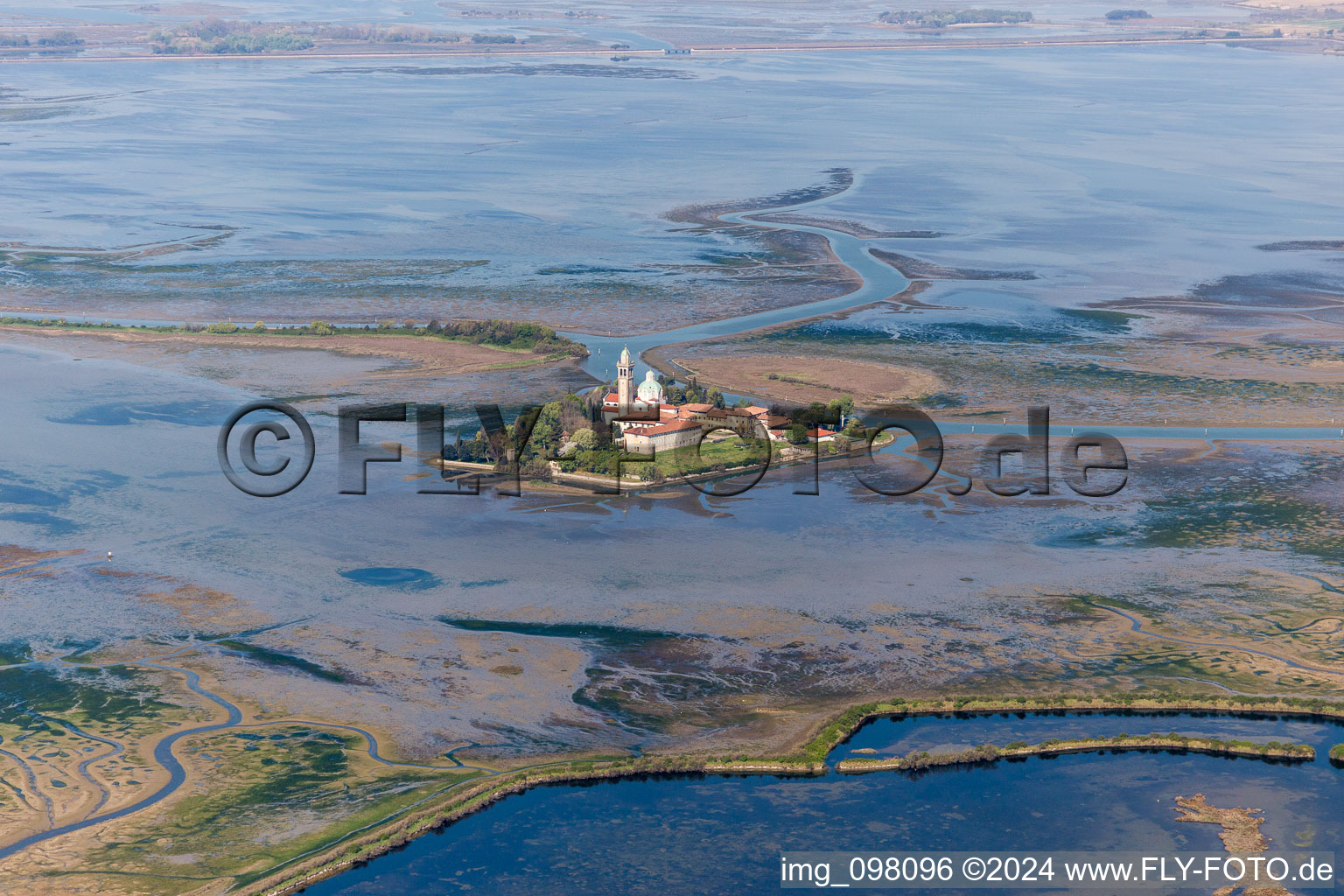 Luftaufnahme von Adria-Insel im Lido von Grado mit Kloster Santuario Di Barbana bei Grado in Friuli-Venezia Giulia im Bundesland Friaul-Julisch Venetien, Italien