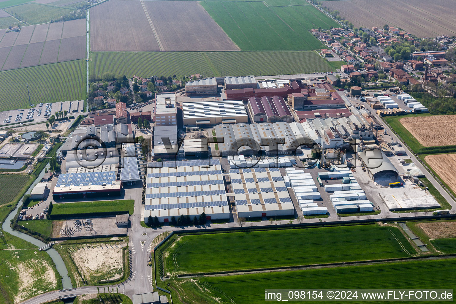 Gebäude und Produktionshallen auf dem Werksgelände der Glasfabrik Zignago Vetro in Fossalta di Portogruaro in Venetien, Italien