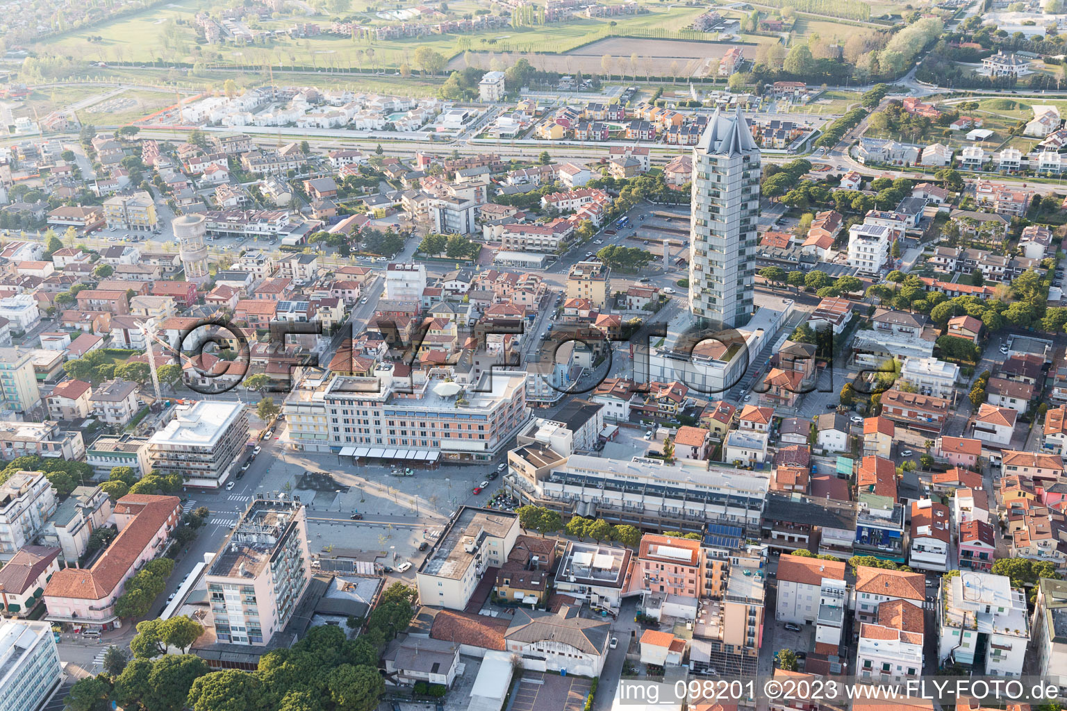 Luftaufnahme von Stadtansicht vom Innenstadtbereich in Lido di Jesolo in Venetien, Italien