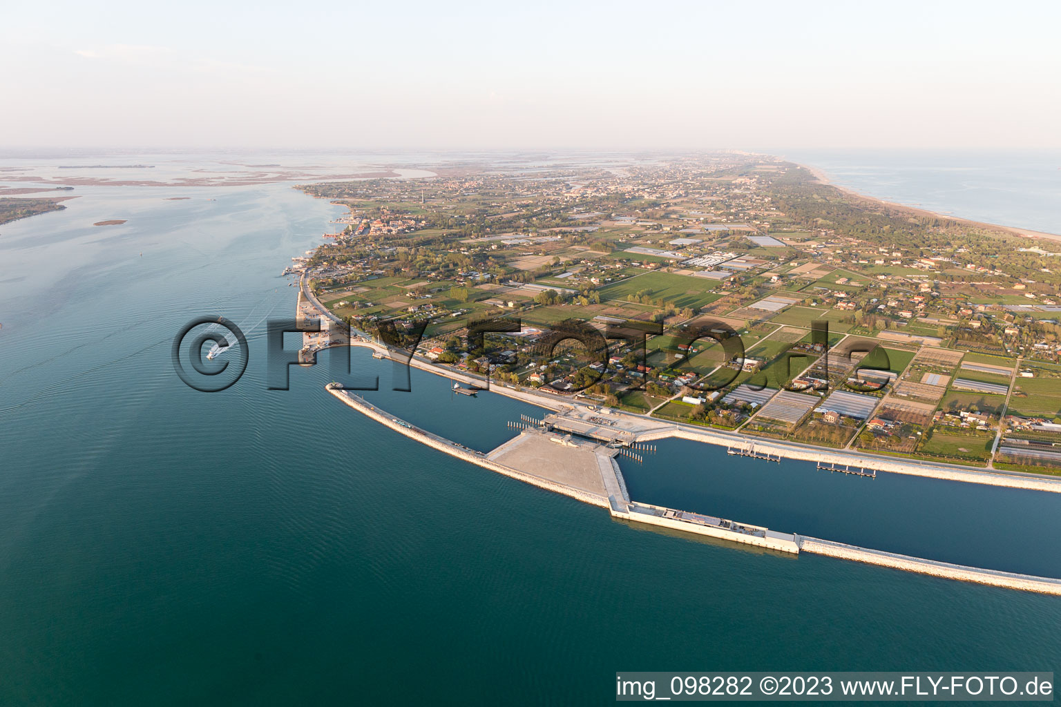 Drohnenbild von Punta Sabbioni im Bundesland Venetien, Italien