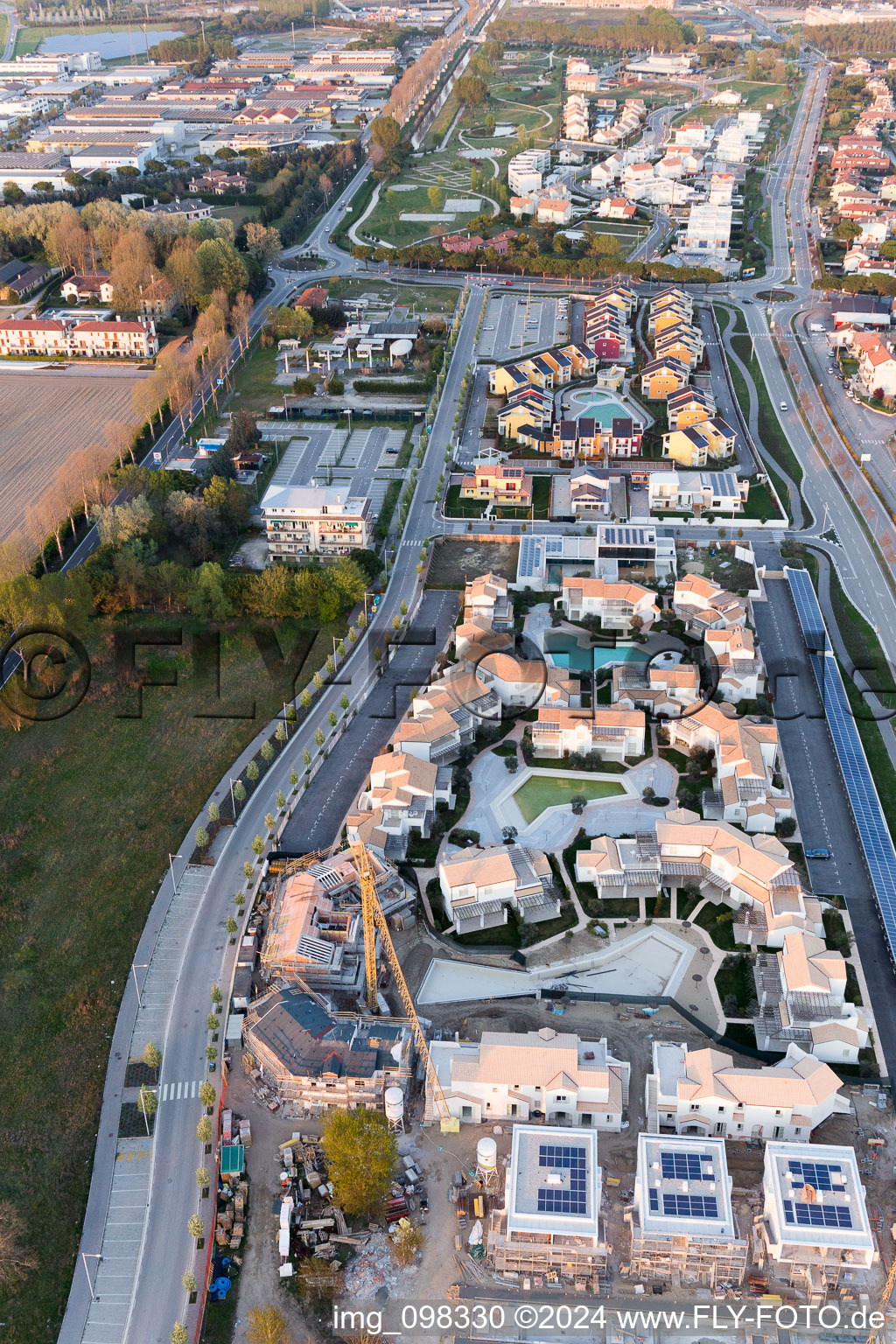 Luftbild von Ferienhaus- Anlage des Ferienparks Les Maisons in Jesolo in Venetien, Italien
