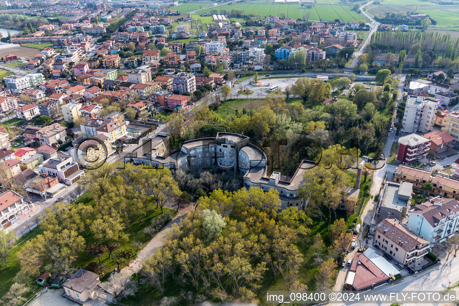 Luftbild von Verfallende Hotel-Anlage des Ferienparks Polo Est 3.0 an der Adriaküste in Igea Marina in Emilia-Romagna, Italien