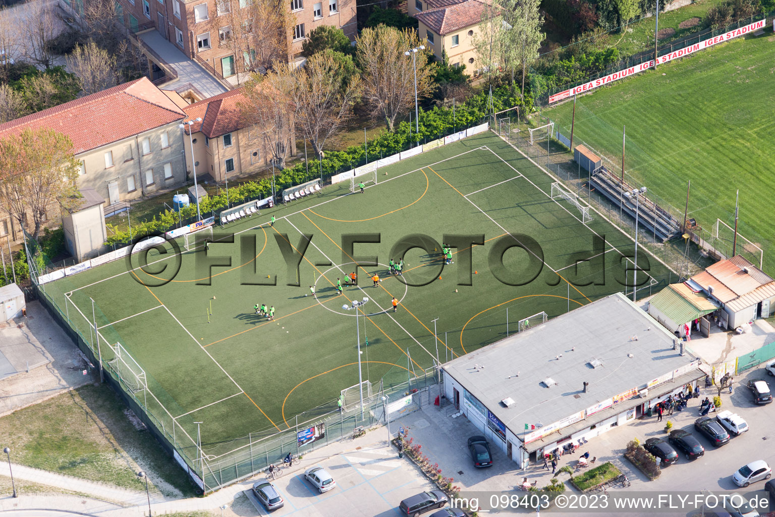 Luftbild von Sportplatz in Igea Marina im Bundesland Emilia-Romagna, Italien