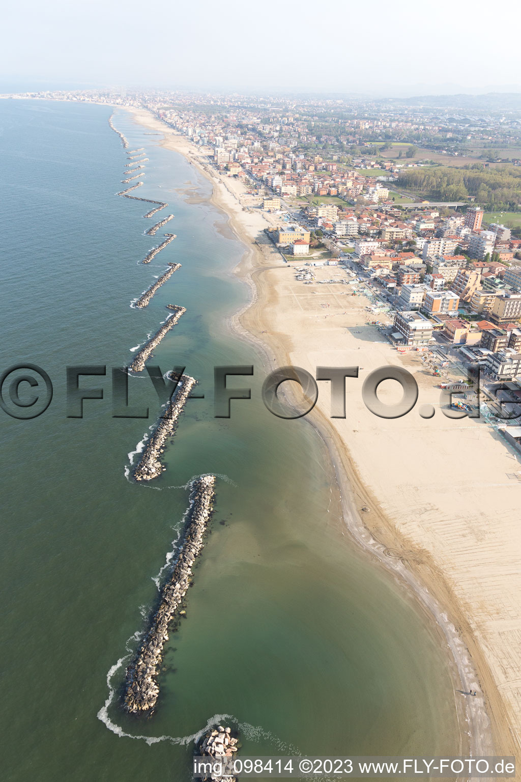 Luftaufnahme von Sandstrand- Landschaft entlang des Küsten- Verlaufes an der Adria in Rimini in Emilia-Romagna, Italien