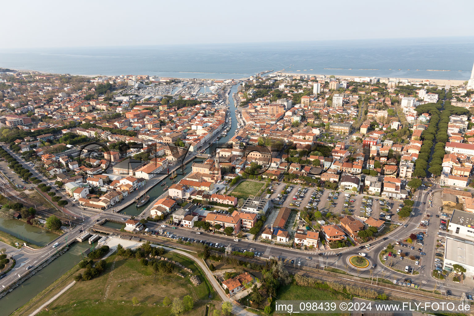 Drohnenbild von Cesenatico im Bundesland Emilia-Romagna, Italien