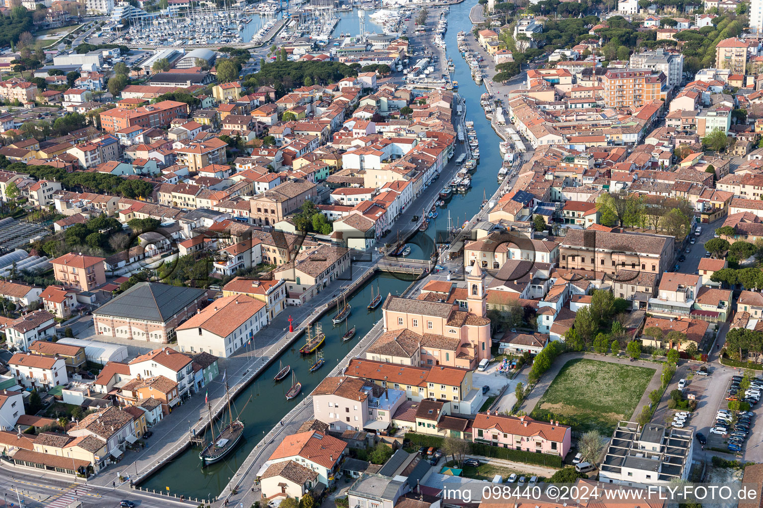Kanal zum Yachthafen mit Sportboot- Anlegestellen und Bootsliegeplätzen am Uferbereich der Adria in Cesenatico in Emilia-Romagna, Italien
