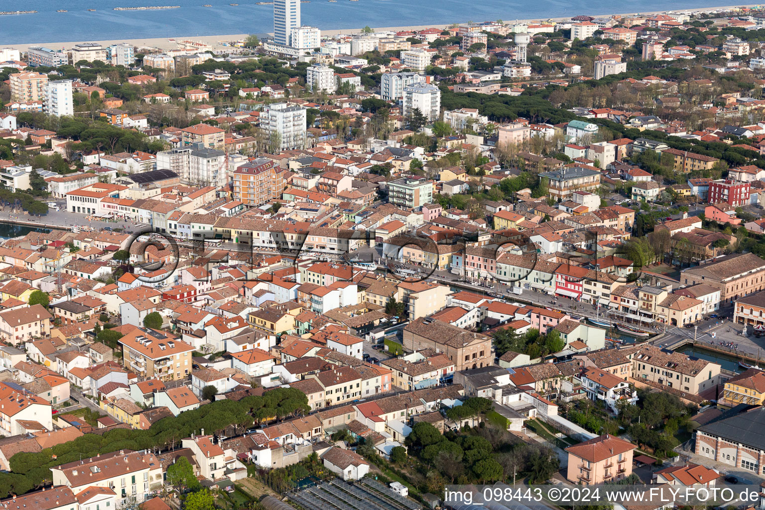 Cesenatico im Bundesland Emilia-Romagna, Italien von der Drohne aus gesehen