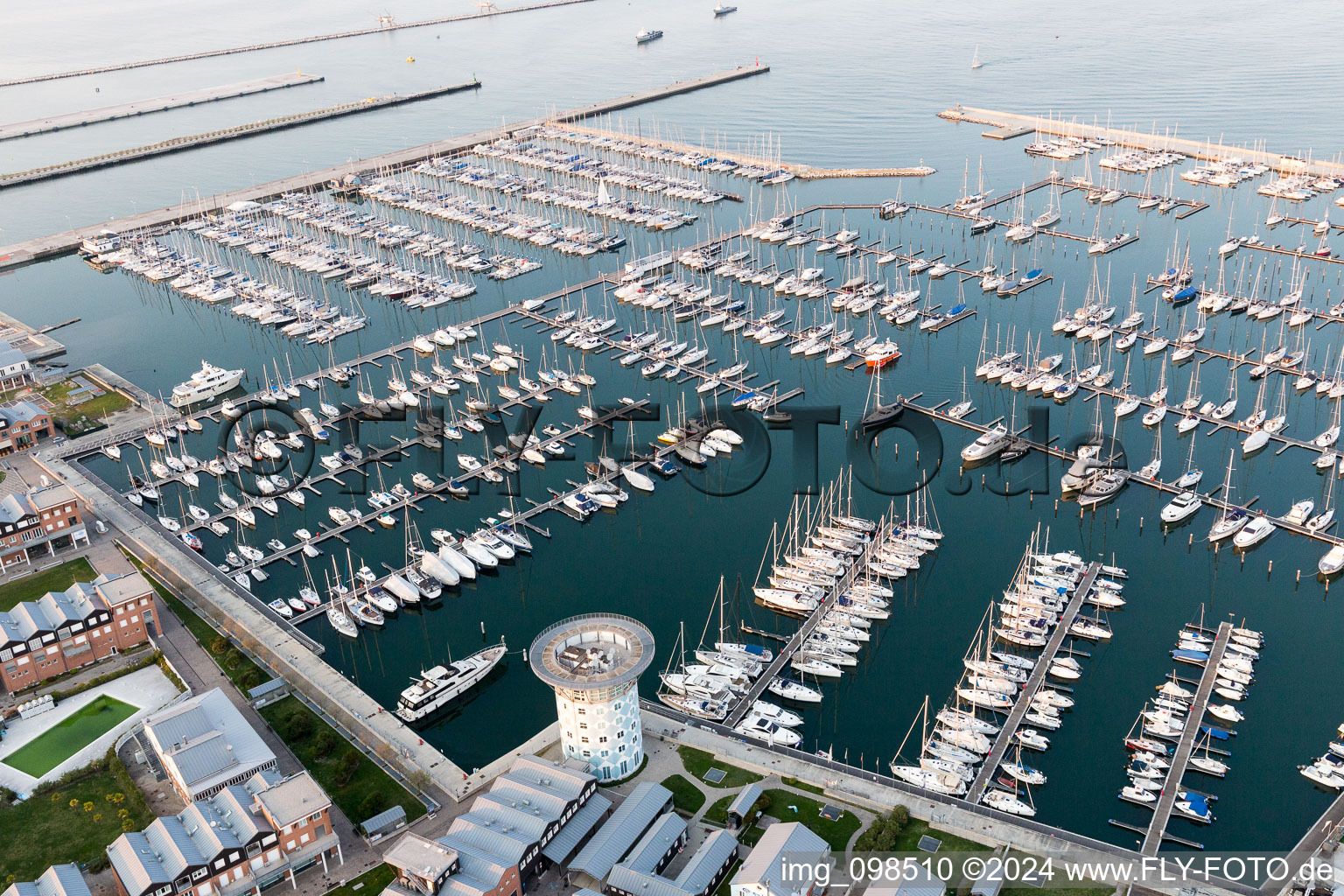 Yachthafen mit Sportboot- Anlegestellen und Bootsliegeplätzen am Uferbereich Porto Turistico 'Marinara' in Marina di Ravenna in Emilia-Romagna, Italien