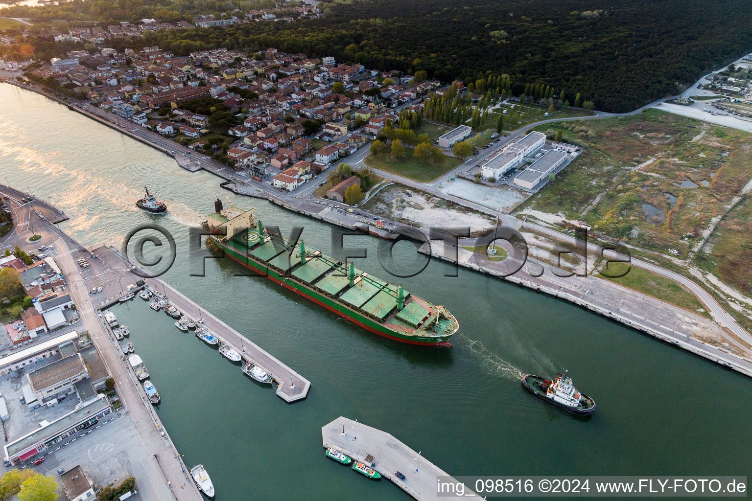 Frachtschiff- und Schüttgutfrachter zur Adria geschleppt in Marina di Ravenna in Emilia-Romagna, Italien