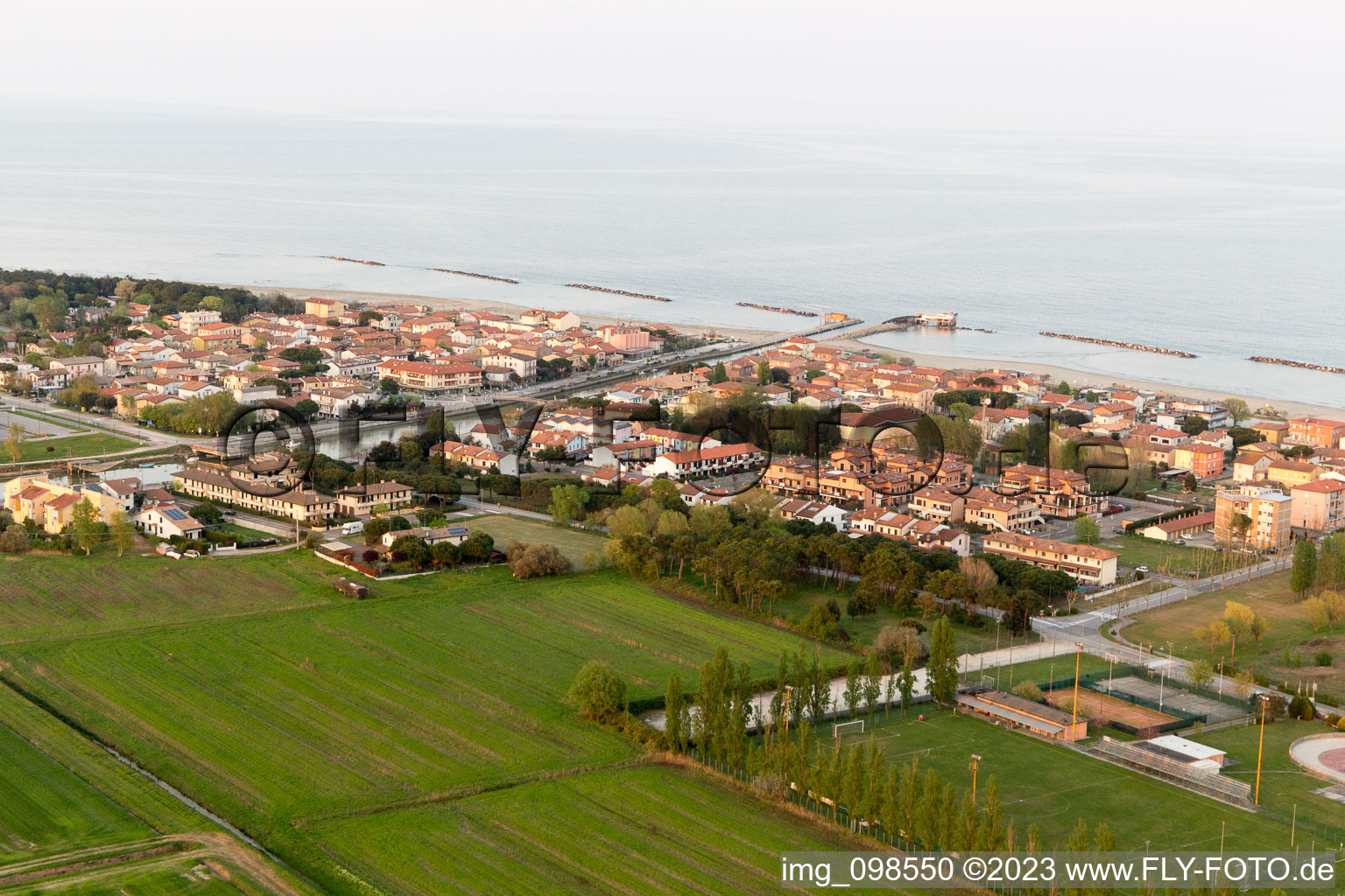 Luftbild von Casalborsetti im Bundesland Emilia-Romagna, Italien