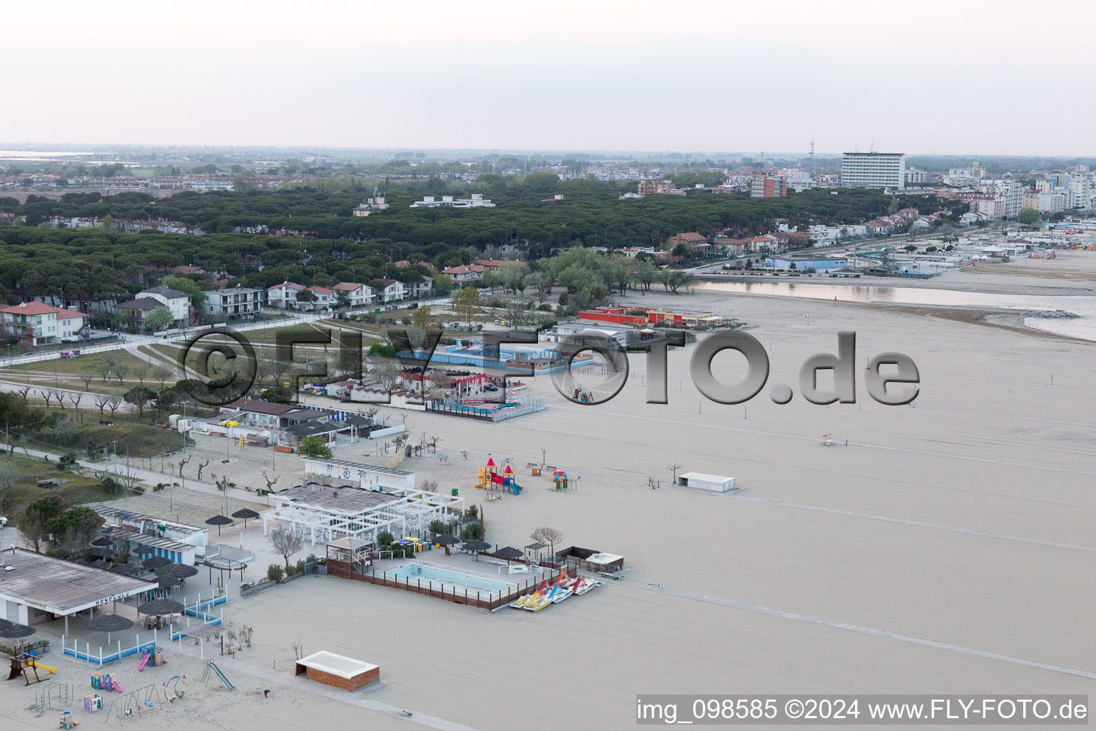 Schrägluftbild von Lido di Spina im Bundesland Emilia-Romagna, Italien