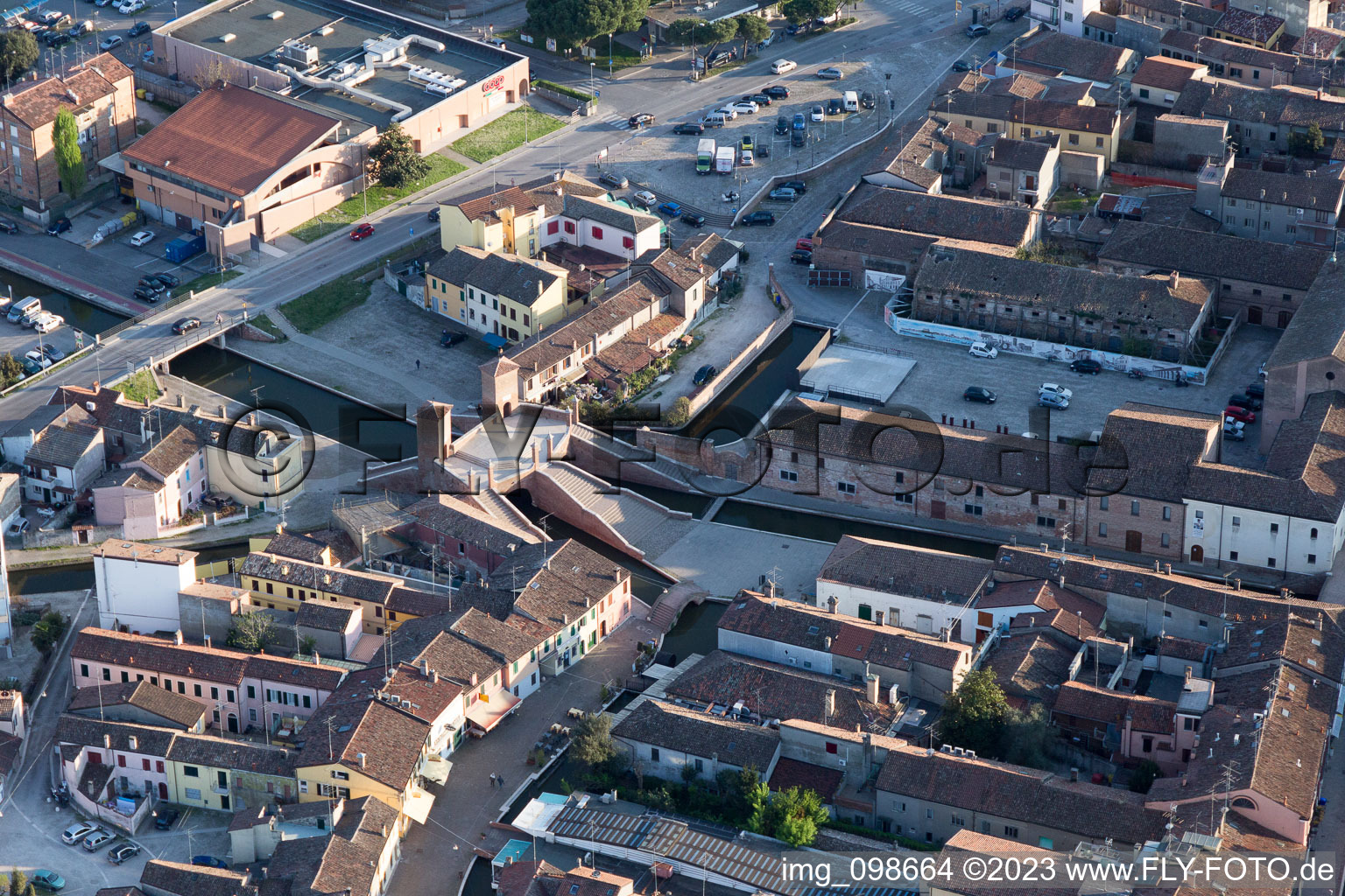 Drohnenaufname von Comacchio im Bundesland Ferrara, Italien