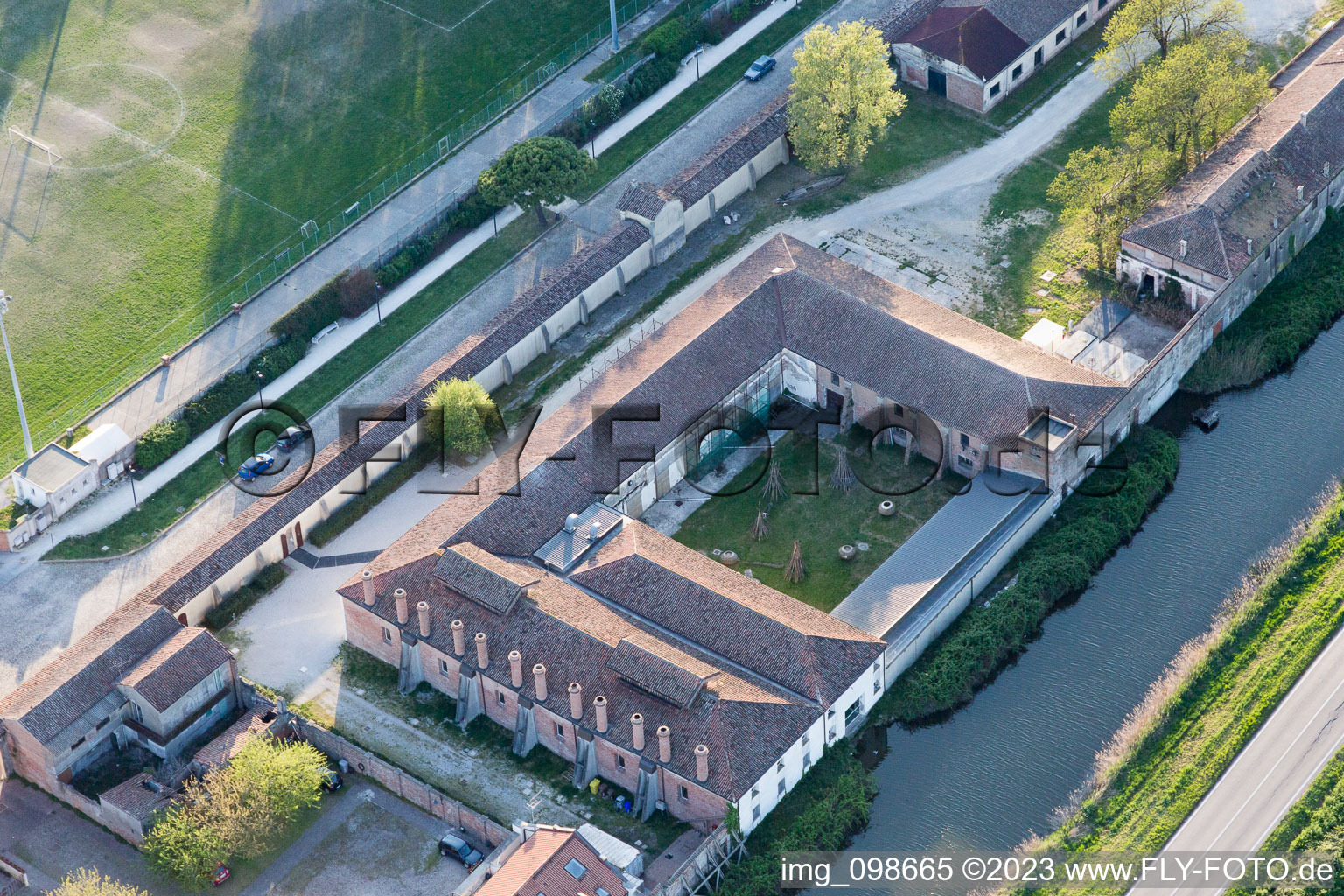 Drohnenbild von Comacchio im Bundesland Ferrara, Italien