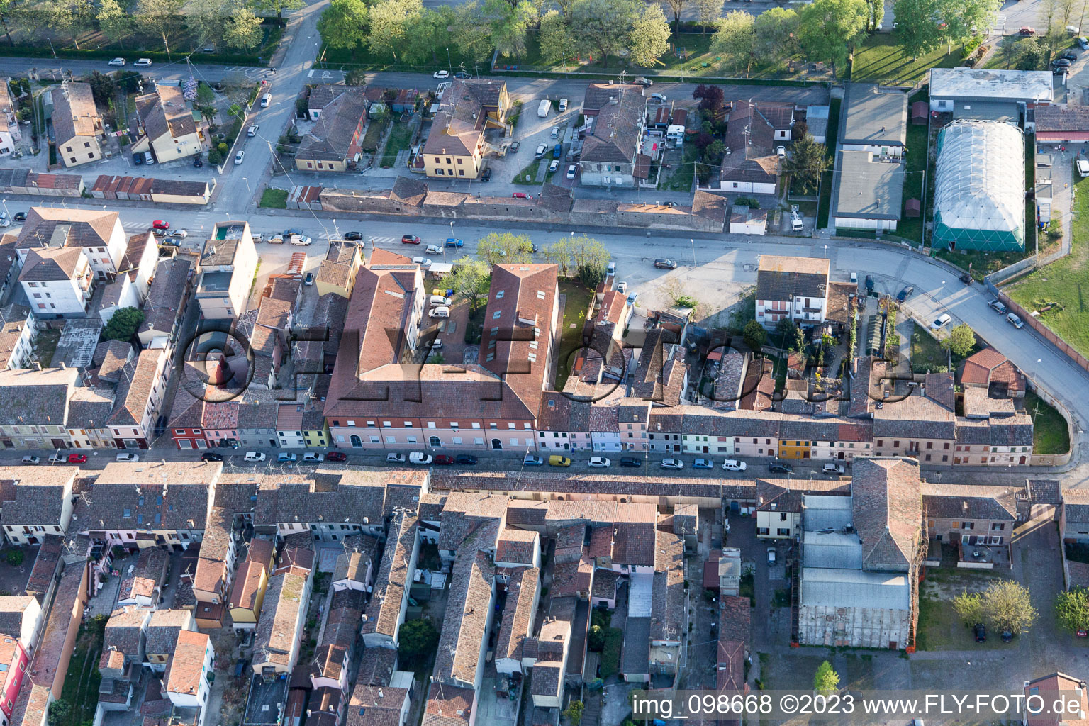Comacchio im Bundesland Ferrara, Italien von der Drohne aus gesehen