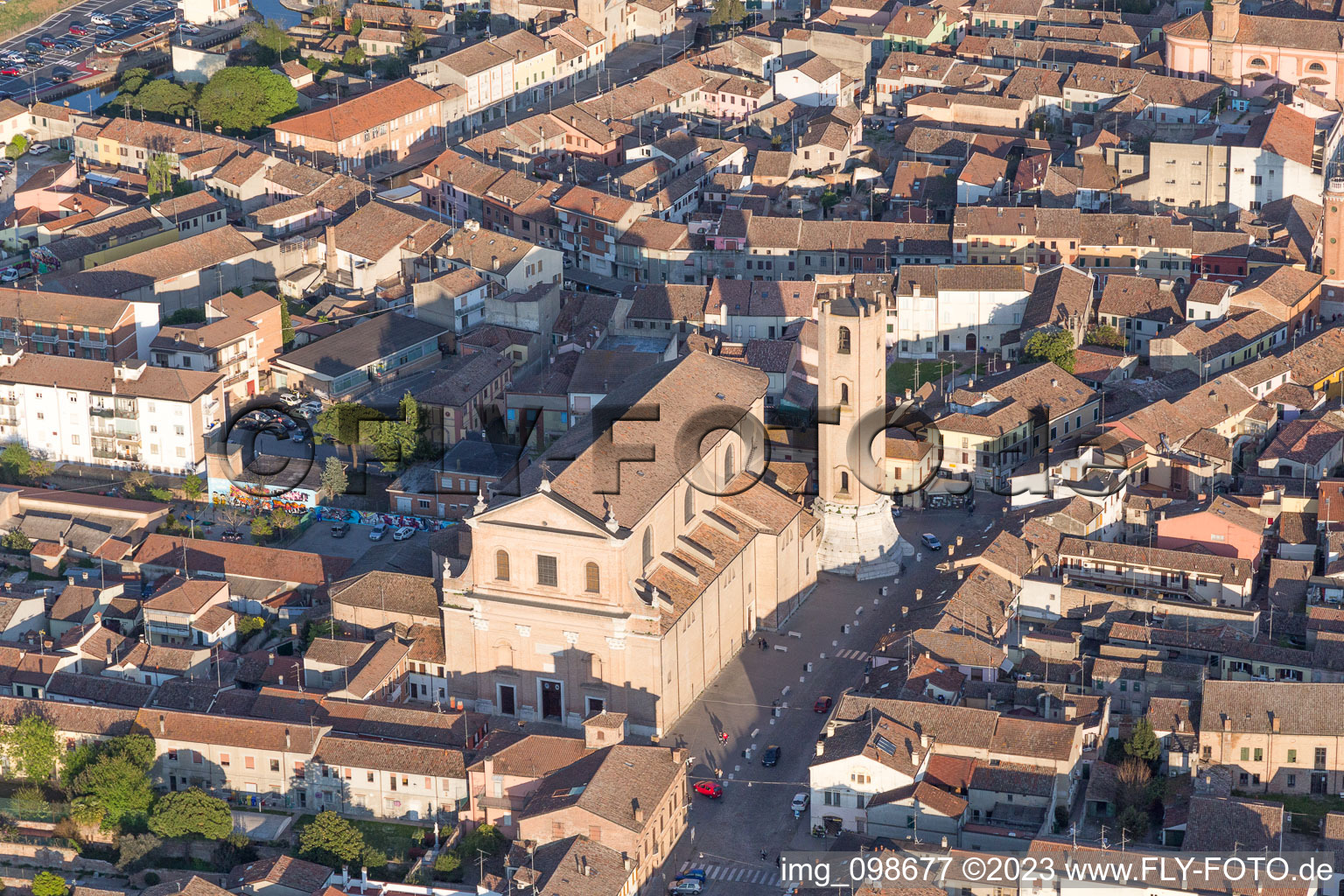 Comacchio im Bundesland Ferrara, Italien aus der Luft betrachtet