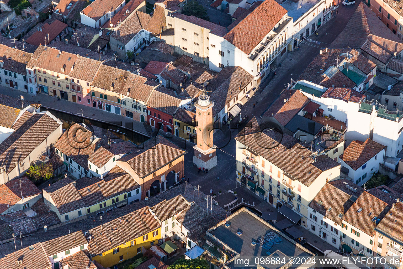Turm- Bauwerk Torre Civica auf Platz zwischen engen historischen Gassen in Comacchio in Emilia-Romagna im Bundesland Ferrara, Italien