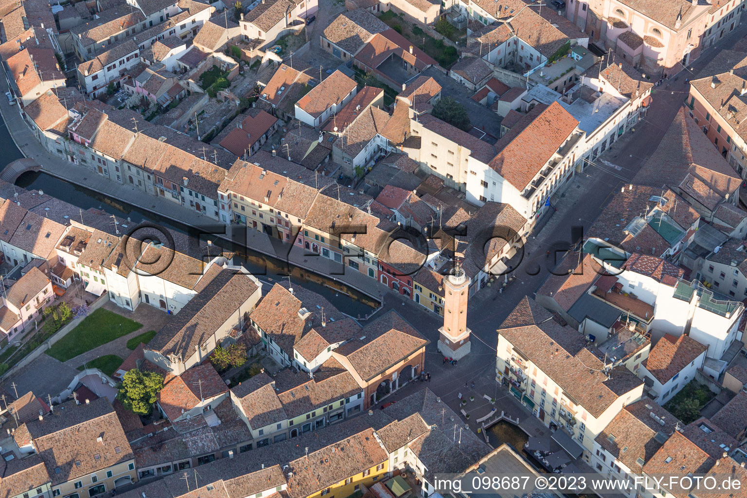 Comacchio im Bundesland Ferrara, Italien von der Drohne aus gesehen