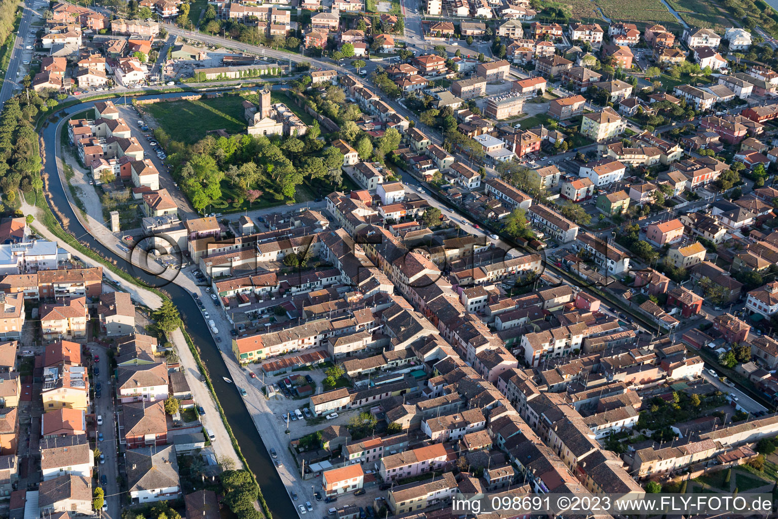 Schrägluftbild von Comacchio im Bundesland Ferrara, Italien