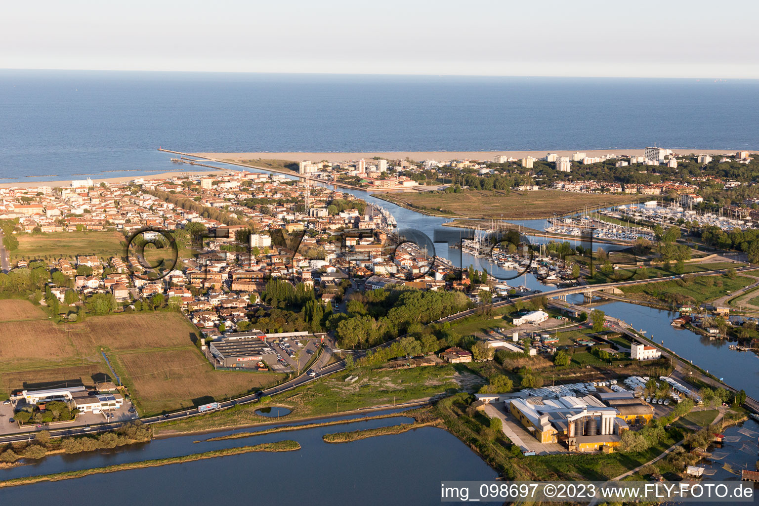Luftaufnahme von Porto Garibaldi im Bundesland Emilia-Romagna, Italien